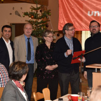 Adi Potzler wurde von Arif Tasdelen und Oliver Winkelmaier für seine 50jährige Mitgliedschaft in der SPD geehrt.