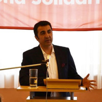 MdL Arif Tasdeleb bei seiner Rede