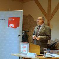 Vorsitzender der SPD Fraktion im Kreistag Stephan Unglaub bei der Verichterstattung