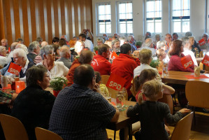 Die zahlreich erschienen Genossinnen und Genossen gaben der Veranstaltung einen würdevollen Rahmen