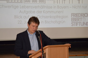 Prof. Manfred Miosga stellt die Studienergebnisse vor.
