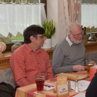 Der Unterbezirksvorsitzende Walter Wagner (links) bei der Diskussion