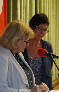 Anette Kramme hält die Laudatio für den OV Plech, im Bild die OV Vorsitzende Heidi Gentsch