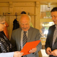 Udo Sauerstein und Sonja Wagner übergeben die Ehrenurkunde an Richard Schneider