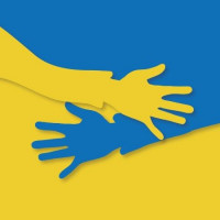 Ukrainische Flagge mit Händen