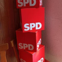 aufeinander gestapelte rote Würfel mit dem SPD Logo