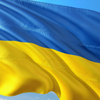 Ukrainische Flagge im Sonnenschein wehend