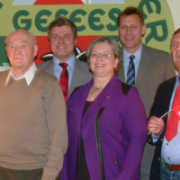 Abgeordnete, Vertreter der Ortsvereine und des Kreisverbandes gratulieren dem Ortsverein