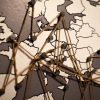 Fadennetz auf der Landkarte von Europa